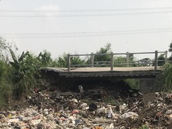 Jembatan Ambruk Jadi Penyebab Sampah Numpuk di Kali Tambun Utara Bekasi