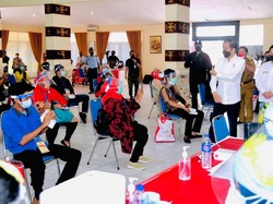 Tinjau Vaksinasi di Lampung, Jokowi: Semuanya Dikerjakan Bersama