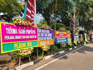 Karangan Bunga Dukung Interpelasi Anies Berjejer di Depan DPRD DKI