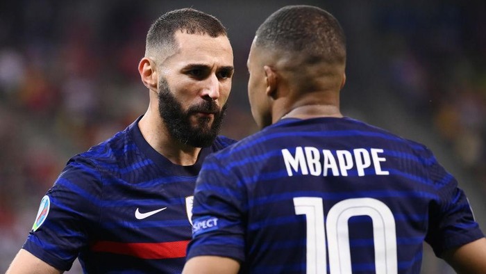 BUCHAREST, ROMANIA - JUNE 28: Karim Benzema of France celebrates with Kylian Mbappe after scoring their sides first goal during the UEFA Euro 2020 Championship Round of 16 match between France and Switzerland at National Arena on June 28, 2021 in Bucharest, Romania. (Photo by Daniel Mihailescu - Pool/Getty Images)