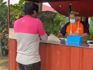 Penjual Roti Canai Banjir Pesanan, Kurir Ini Ikut Bantu Siapkan Makanan