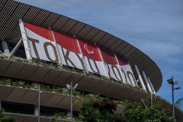 Logo Paralimpiade TOKYO, JAPAN - AUGUST 19: The Paralympic logo is displayed on the Olympic Stadium on August 19, 2021 in Tokyo, Japan. The Tokyo Paralympics are due to get underway on August 24th and will run through until September 5th with many of the same coronavirus measures as the Olympic Games. (Photo by Carl Court/Getty Images)