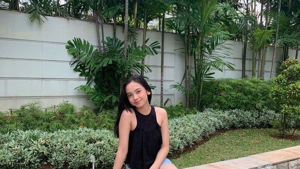 Masuk Nominasi Wanita Tercantik Dunia, Ini Pose Imut Lyodra Ginting Saat Makan Kue