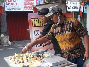 Berjuang di Tengah Pandemi, Mantan Chef Hotel Ini Jualan Pukis di Pinggir Jalan Berjuang di Tengah Pandemi, Mantan Chef Hotel Ini Jualan Pukis di Pinggir Jalan