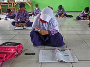 Miris! Bangku Sekolah Lapuk, Para Siswa Ini Belajar di Lantai