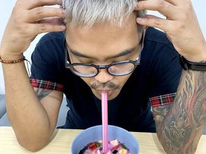 Momen Coki Pardede Sarapan Nasi Babi dan Minum Es Campur