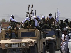 Taliban Parade Pamer Senjata Militer AS yang Dirampas