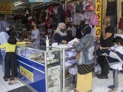 Berkah Wacana PTM, Toko Seragam Sekolah di Bandung Ramai Pembeli