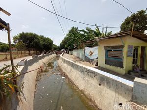 Ini Selokan di Cirebon yang Viral Gegara Warga Buru Kaus Jokowi