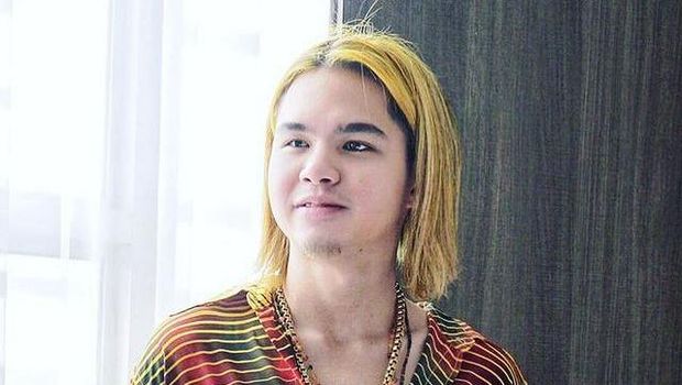 Penampilan Beda Rambut Terbaru Dul Jaelani Disebut Mirip Orang Korea Dul Jaelani berpenampilan beda dengan mengubah gaya rambutnya yang disebut mirip orang Korea. Yuk intip potretnya!