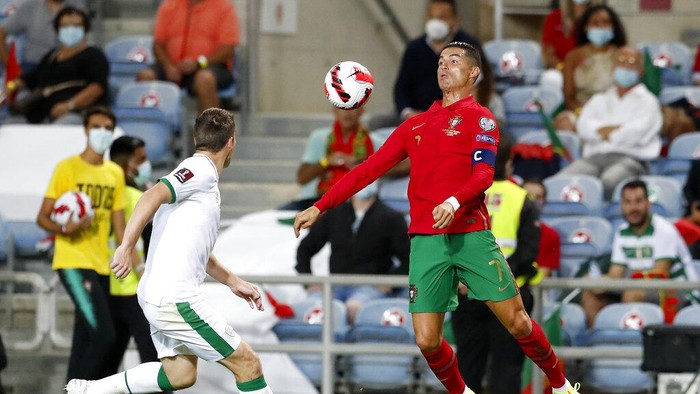 Portugals Cristiano Ronaldo, right, controls the ball during the World Cup 2022 group A qualifying soccer match between Portugal and the Republic of Ireland at the Algarve stadium outside Faro, Portugal, Wednesday, Sept. 1, 2021. (AP Photo/Armando Franca)