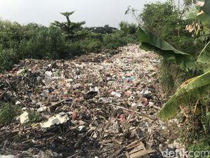 Sampah Menutup Kali Busa Bekasi, Tak Adakah Tempat Pembuangan Memadai?