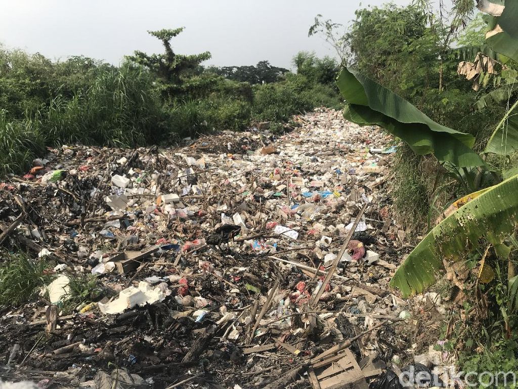Jorok! Kali Busa di Kabupaten Bekasi Penuh Sampah dan Berbau Menyengat