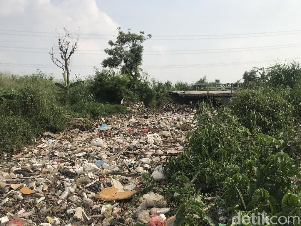 Kali Busa Bekasi Tertutup Sampah, Warga di Tambun Utara Khawatir Banjir