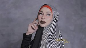 8 Gaya Terbaru Sarah Vi Pakai Hijab Matching dengan Lipstik, Bikin Pangling