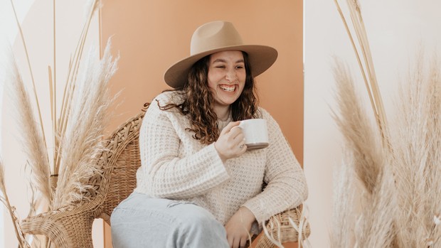 Memilih pekerjaan yang membuat nyaman meski di luar jurusan saat kuliah.