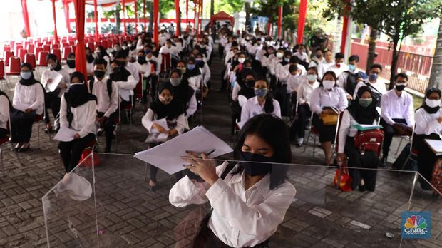 Seleksi Kompetensi Dasar (SKD) bagi Calon Pegawai Negeri Sipil (CPNS) Peserta Seleksi Kompetensi Dasar (SKD) bagi Calon Pegawai Negeri Sipil (CPNS) menjalani pemeriksaan validasi dokumen identitas di Gedung pusat Badan Kepegawaian Negara/BKN, Jakarta, Kamis, 2/9.  Pada hari ini Sebanyak 800 peserta mengikuti Seleksi Kompetensi Dasar (SKD). Pantauan CNBC Indonesia peserta Calon ASN mulai datang pukul 08.30 wib. para peserta melakukan registrasi serta pemberian PIN, penitipan barang, body checking. Kemudian, peserta memasuki ruang tunggu steril, dan peserta berpindah dari ruang steril ke ruang ujian. Kepala biro Humas Hukum dan kerja sama pak Satya Pratama mengatakan Penyelenggaraan tes SKD ini, lanjut dia, terdapat tiga sesi yang tujuannya mencegah penyebaran wabah virus corona. Bahkan, sebelum pelaksanaan tes, ruangan yang menjadi tempat ujian dilakukan penyemprotan desinfektan. (CNBC Indonesia/ Muhammad Sabki)