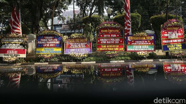 Sindir Anies, Karangan Bunga Banjiri DPRD DKI