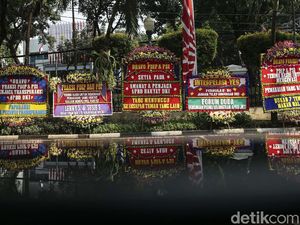 Sindir Anies, Karangan Bunga Banjiri DPRD DKI