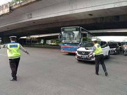Polisi Gunakan Sanksi Tilang Manual dan e-TLE di Gage Jalan Rasuna Said