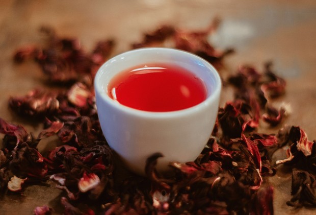 Teh rooibos memiliki tampilan warna merah dan rasa manis alami.