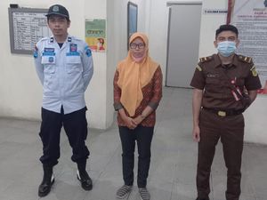 Tersangka Kasus Korupsi Dana Desa 1,19 M Ditahan Kejati Kalbar Tersangka Kasus Korupsi Dana Desa 1,19 M Ditahan Kejati Kalbar