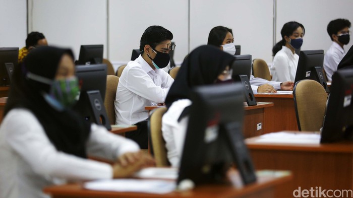 Pelaksanaan tes seleksi kompetensi dasar (SKD) Calon Aparatur Sipil Negara (CPNS) 2021 berjalan mulai hari ini. Begini suasana tes di gedung Badan Kepegawaian Nasional Jakarta.