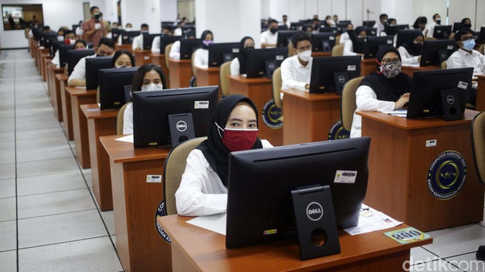 Tes SKD CPNS 2021 Dimulai, Begini Suasananya Pelaksanaan tes seleksi kompetensi dasar (SKD) Calon Aparatur Sipil Negara (CPNS) 2021 berjalan mulai hari ini. Begini suasana tes di gedung Badan Kepegawaian Nasional Jakarta.