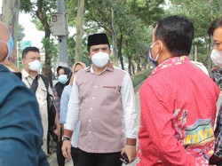 Anggota DPRD DKI & Sudin SDA Jaktim Bangun Pintu Air di Duren Sawit