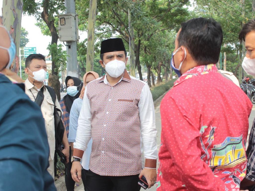 Anggota DPRD DKI & Sudin SDA Jaktim Bangun Pintu Air di Duren Sawit
