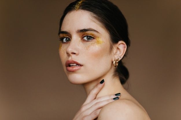 Tips mengaplikasikan eyeshadow untuk kulit sawo matang/Foto: Freepik.com/Lookstudio