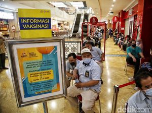 Vaksinasi COVID-19 di Pusat Perbelanjaan
