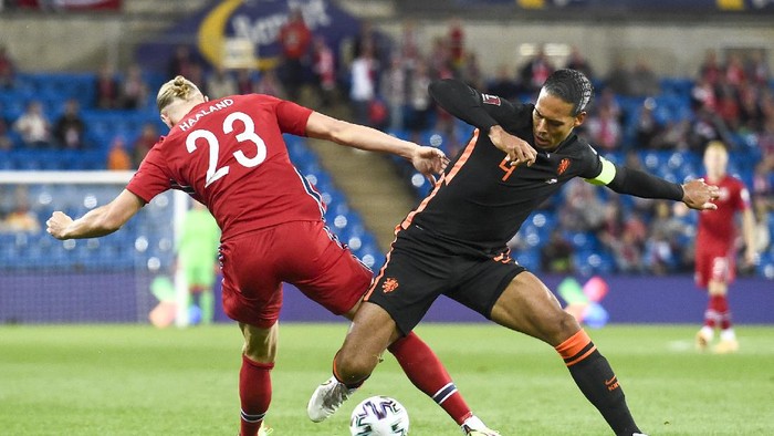 Norways Erling Braut Haaland, left, and Virgil van Dijk of the Netherlands battle for the ball during the World Cup 2022 qualifying soccer match between Norway and the Netherlands at Ullevaal Stadium, Oslo, Wednesday Sept. 1, 2021. (Fredrik Varfjell/NTB via AP)