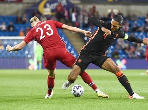 Van Dijk Lagi Wawancara, Jangan Ajak Selfie! Nasibnya Bisa Begini