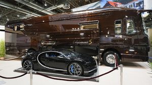 Potret Bus Mewah Rp 110 M! Serasa Rumah Berjalan yang Bisa Angkut Bugatti Chiron