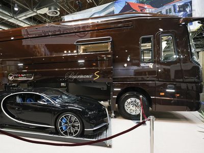 Potret Bus Mewah Rp 110 M! Serasa Rumah Berjalan yang Bisa Angkut Bugatti Chiron