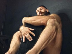 Binaragawan Ini Mau Poligami... 2 Boneka Seks + 1 Asbak