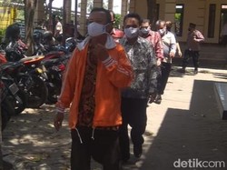 17 Tersangka Kasus Korupsi Bupati Probolinggo Diperiksa di Polres