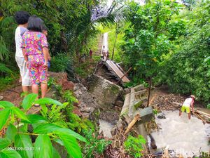 Sebuah Jembatan Penghubung di Mamasa Rusak Diterjang Banjir