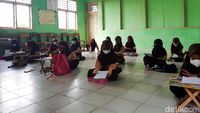 Kurang Meja dan Kursi, Siswa SD di Serang Ini Belajar di Lantai