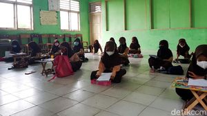 Kurang Meja dan Kursi, Siswa SD di Serang Ini Belajar di Lantai