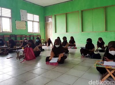 Kurang Meja dan Kursi, Siswa SD di Serang Ini Belajar di Lantai