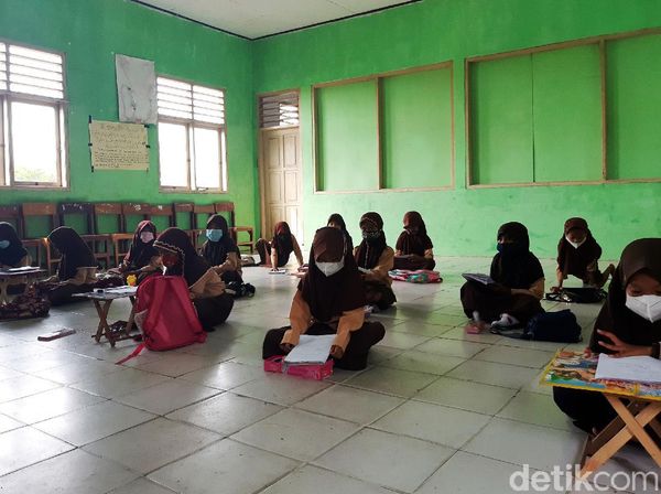 Kurang Meja dan Kursi, Siswa SD di Serang Ini Belajar di Lantai
