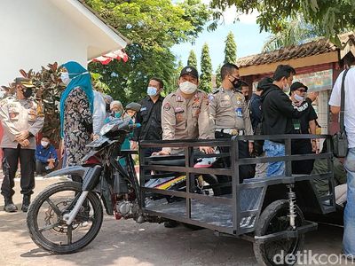 Bocah Kembar Siam Dempet Perut Garut Dapat Motor Modif