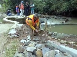 Proyek Irigasi Asal-asalan Berujung Dibongkar Petugas PU Sukabumi