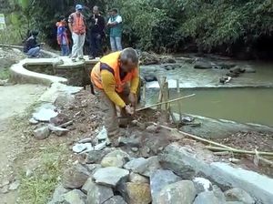 Proyek Irigasi Asal-asalan Berujung Dibongkar Petugas PU Sukabumi Proyek Irigasi Asal-asalan Berujung Dibongkar Petugas PU Sukabumi