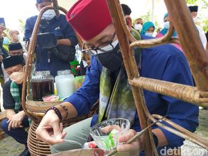 Sandiaga Ngeracik Sendiri Selendang Mayang, Bikin Mabuk Kepayang