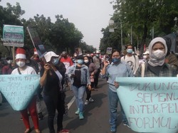 Massa Pedemo Tolak Formula E di Balai Kota DKI Dibubarkan Polisi