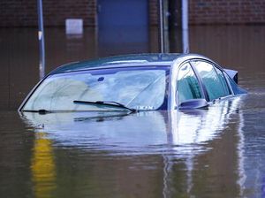 Biar Nggak Terseret Banjir, Mobil Diikat Tali ke Rumah Biar Nggak Terseret Banjir, Mobil Diikat Tali ke Rumah