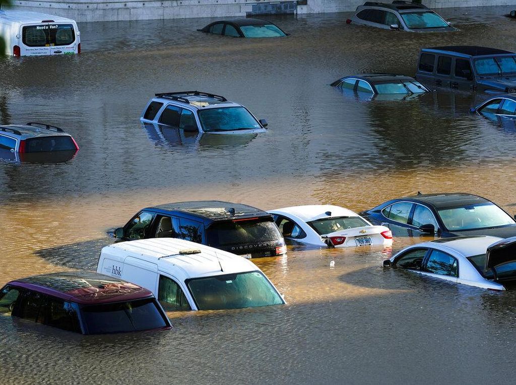Penampakan Mobil-mobil di AS Berserakan Terendam Banjir Badai Ida